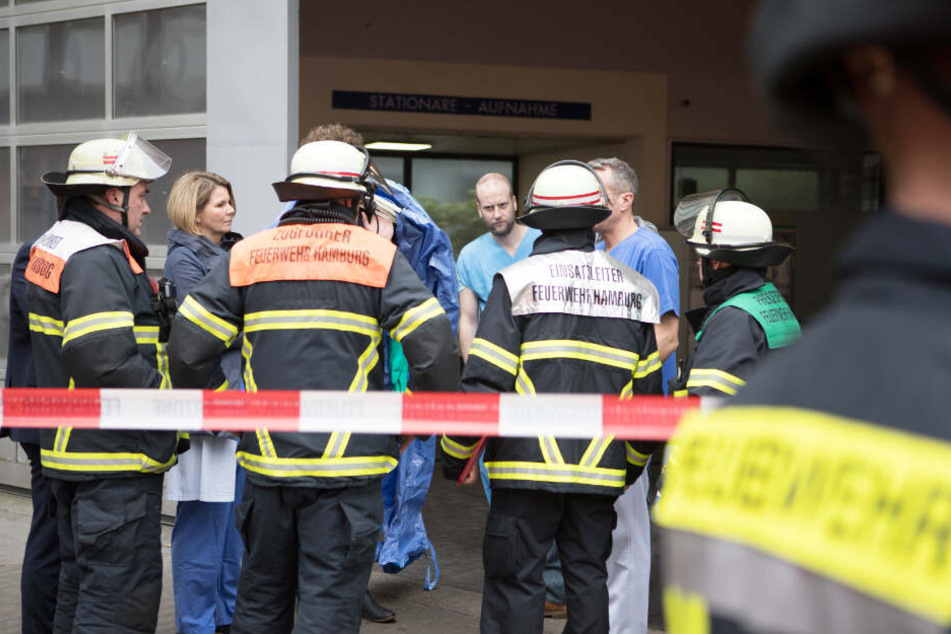 Feuerwehr und Klinikpersonal beraten an der Asklepios Klinik Altona das weitere Vorgehen.