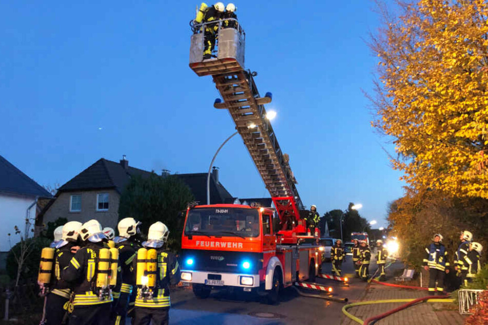 Die Feuerwehr Bönningstedt setzte ihre Drehleiter ein.