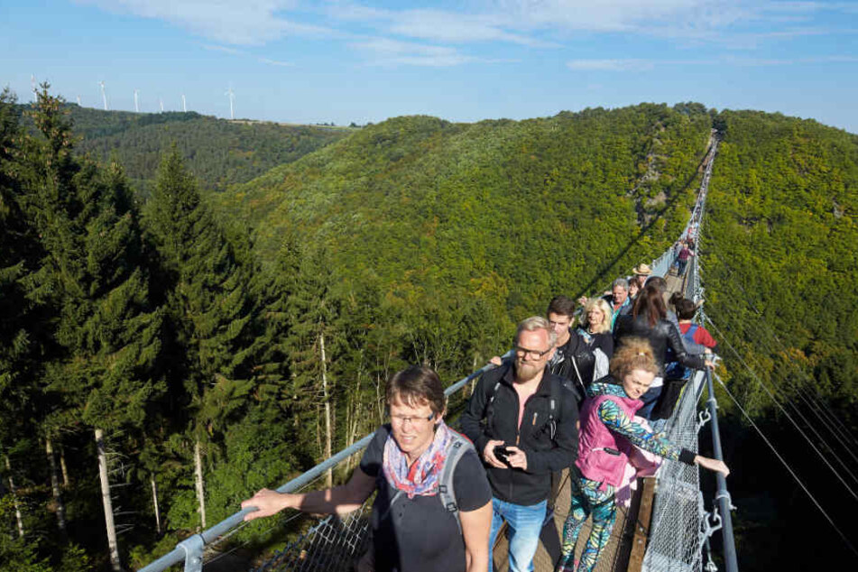 Viele Touristen wollen einen Blick von der längsten Hängeseilbrücke Deutschland werfen.