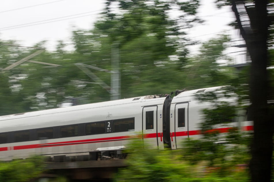 Der ICE bliebt bei Langwedel in Niedersachsen liegen. Rund 200 Fahrgäste mussten evakuiert werden. (Symbolbild)