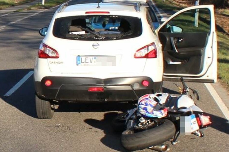 Der Biker fuhr laut Zeugen ungebremst in das Auto.