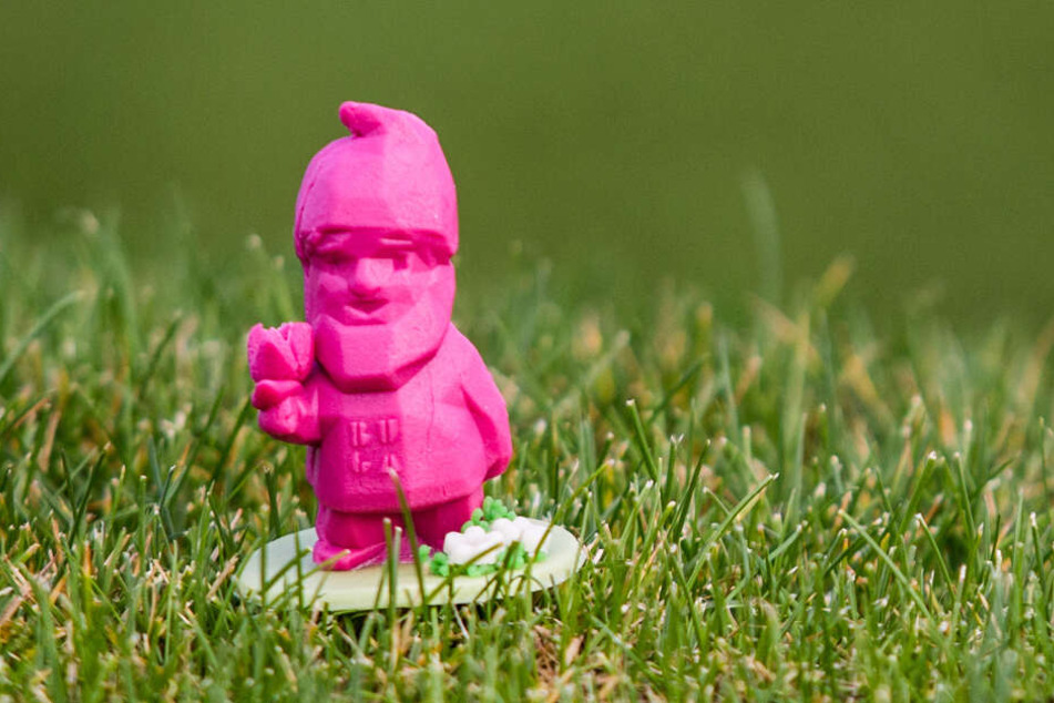Pink ist er und ihm wird übel mitgespielt: Karl.