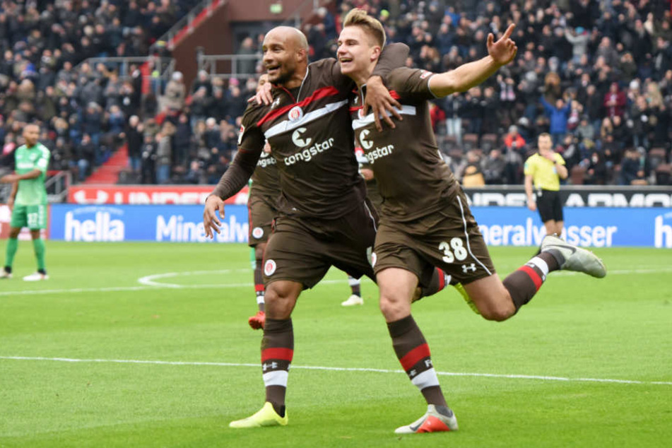 Christopher Avevor (links) und Florian Carstens freuen sich nicht nur über das 1:0, sondern auch über einen späteren Start nach der Winterpause.