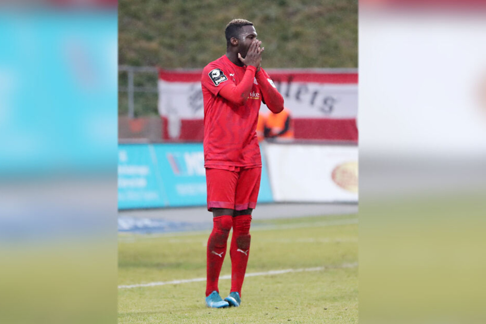 FSV-Neuzugang Johannes Dörfler kann es nicht fassen. Sekunden zuvor hatte er das 3:2 auf dem Schlappen und scheiterte am 1860-Keeper Marco Hiller.