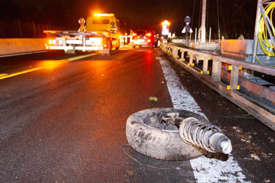 Ein Reifen lag meterweit von der Unfallstelle entfernt auf der Fahrbahn.