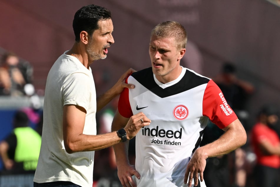 SGE-Cheftrainer Dino Toppmöller (43, l.) wird wohl auch gegen den VfL Wolfsburg auf die Dienste seines neuen Rechtsverteidigers Rasmus Kristensen (27) vertrauen.