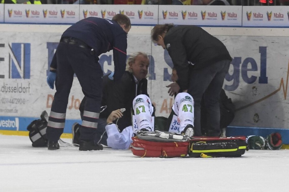 Teamarzt Ulf Blecker (m) rettete Eishockey-Spieler Christoph Ullmann (35) wohl das Leben.