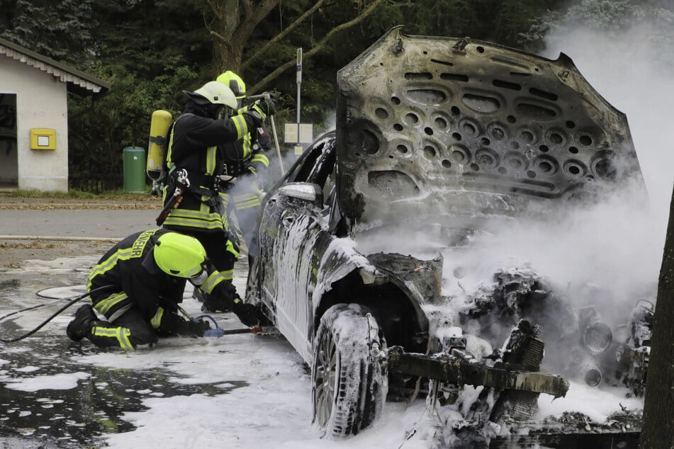 Erneut Flammen im Erzgebirge: Mercedes brennt völlig aus