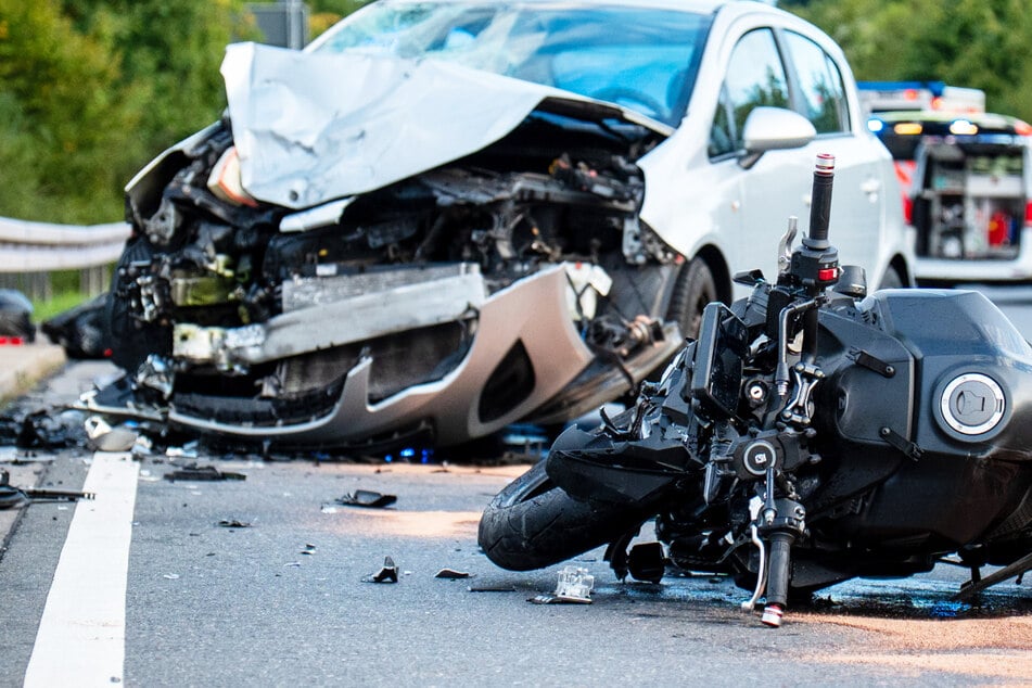 Biker gerät in Gegenverkehr, kollidiert mit Opel: 24-Jähriger in Klinik geflogen