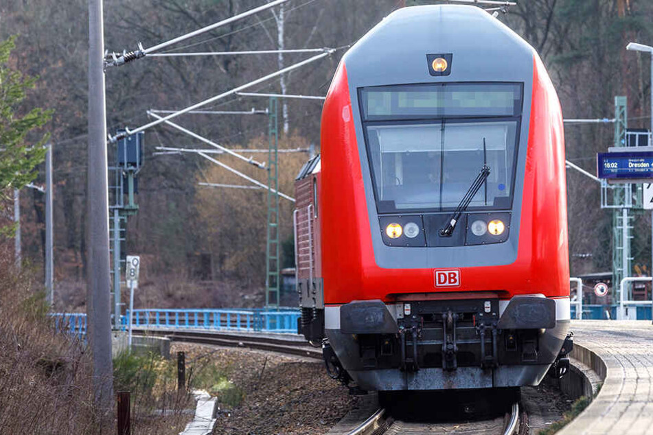 In Dresden-Klotzsche wird nach Unbekannten gefahndet, die auf gefährliche Art und Weise in den Bahnverkehr eingriffen (Archivbild).
