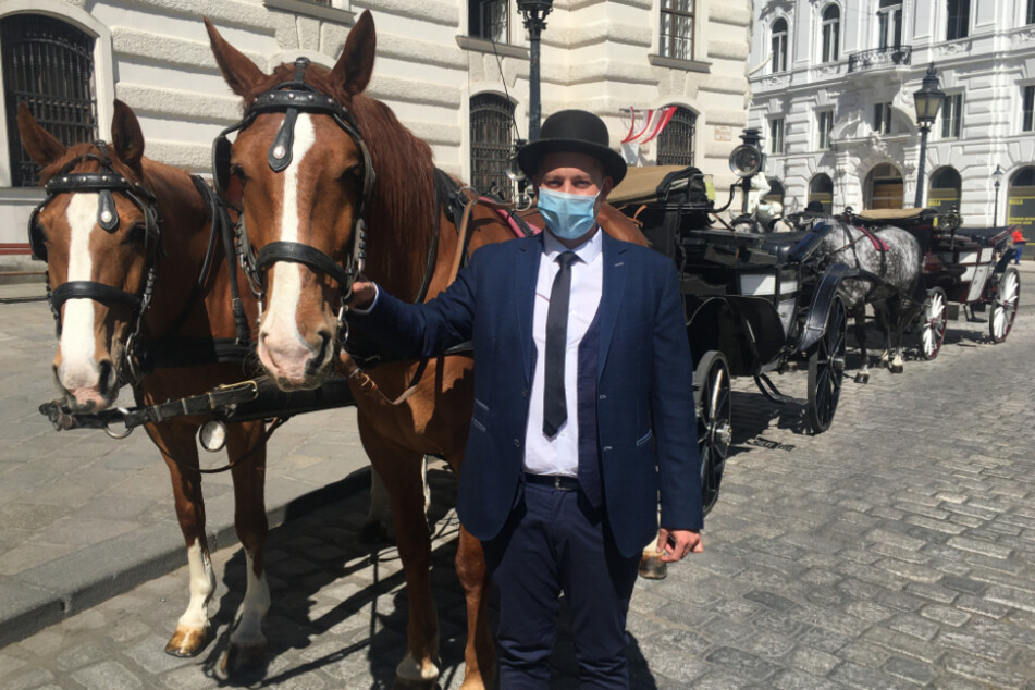 Wien: Adam Liko, Fiaker-Fahrer, wartet mit Mundschutz neben dem Pferdegespann auf Kundschaft.
