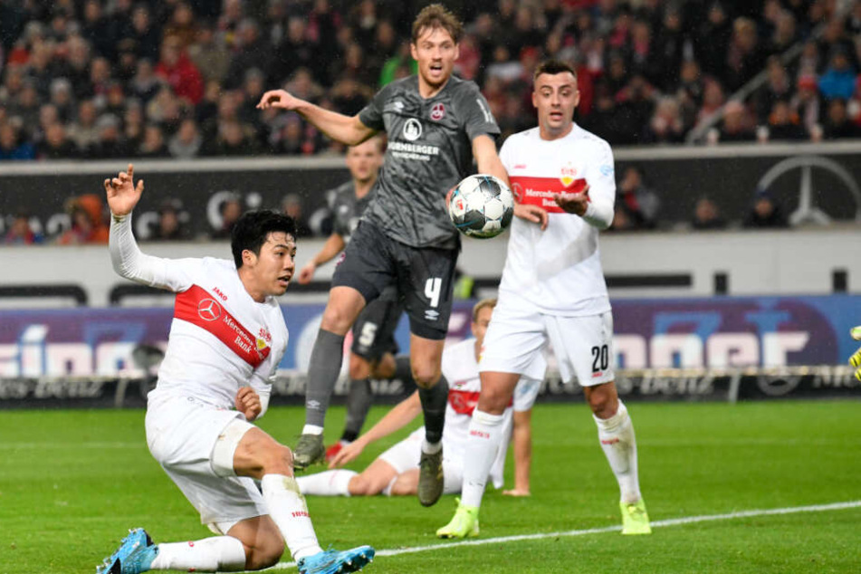 Stuttgarts Wataru Endo (l) erzielt ein Tor, das nach Videobeweis nicht gegeben wurde.
