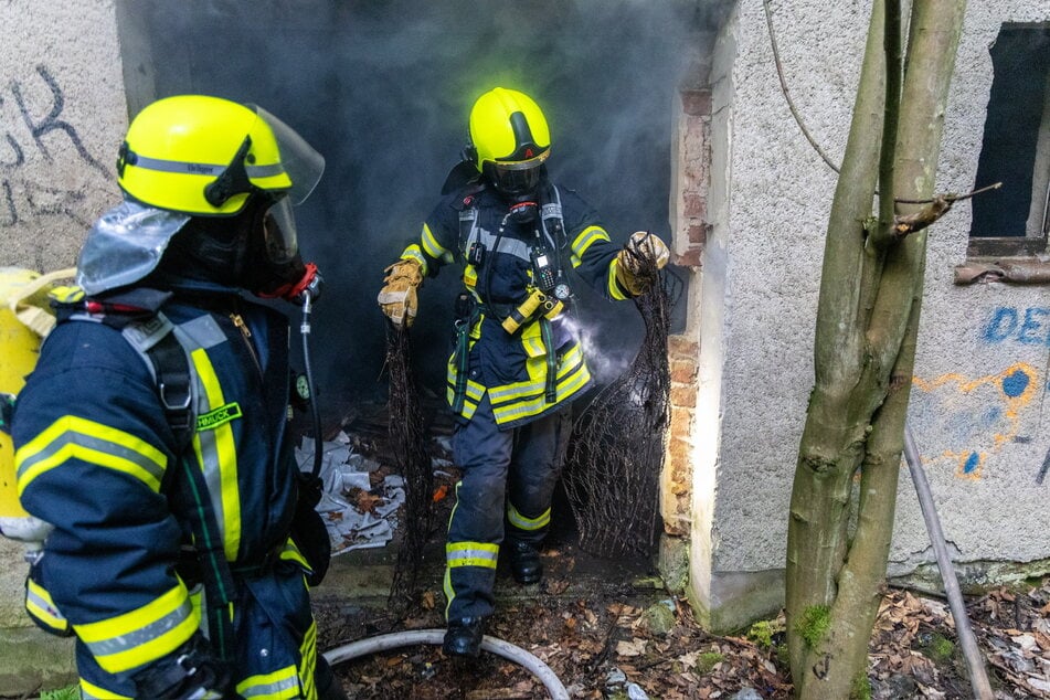 Die Feuerwehr betrat mit Atemschutz das verlassene Gebäude, holte verbrannten Unrat hinaus.