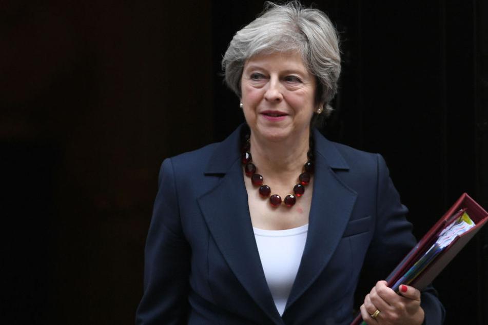 Premierministerin May sollte getötet werden. Dafür habe sich ein Mann eine Sprengstoffweste und ein Messer zugelegt.