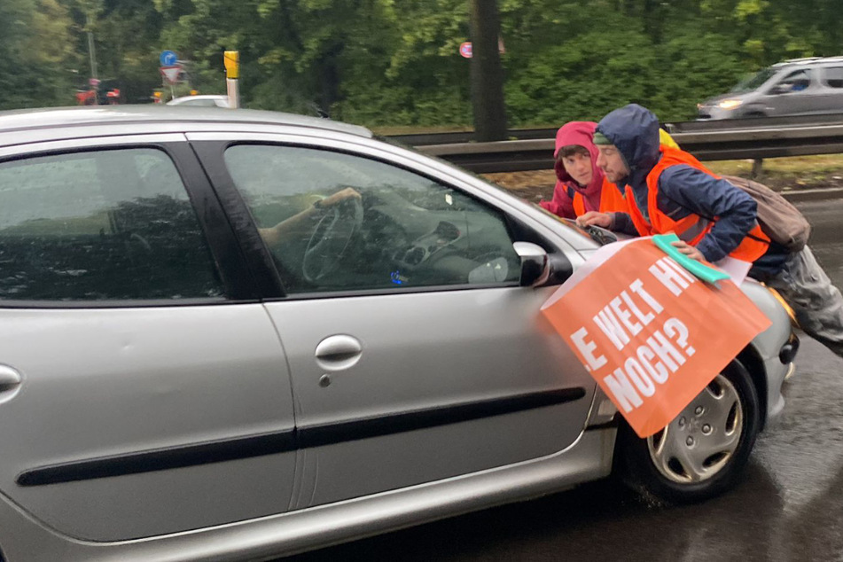 "Letzte Generation" blockiert München: Auto schleift Aktivisten mit