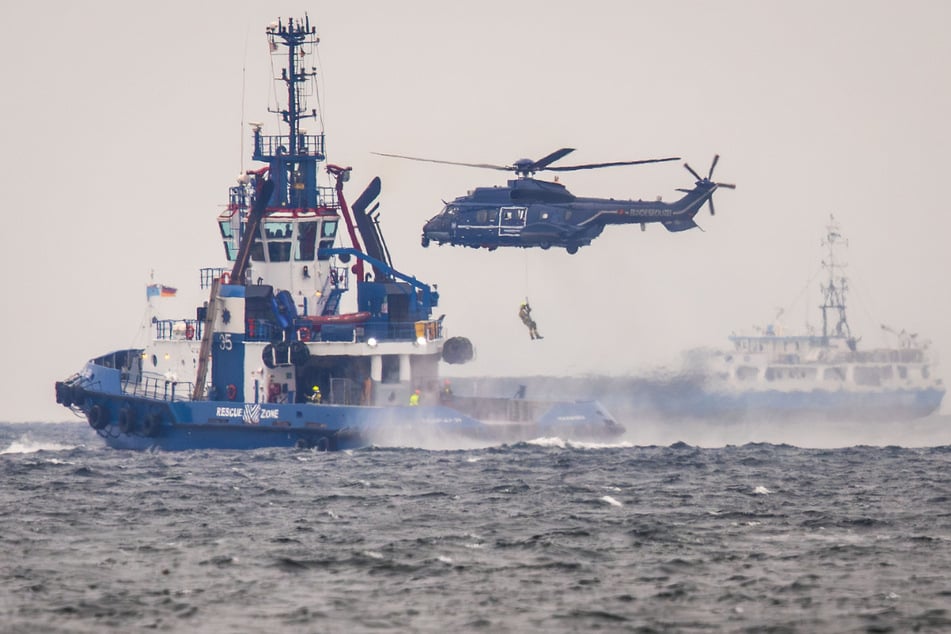 Im Einsatz waren zahlreiche Rettungsboote und auch Hubschrauber.