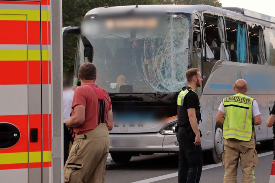 Unfall A24: Reisebus kommt von A24 ab - 16 Menschen verletzt