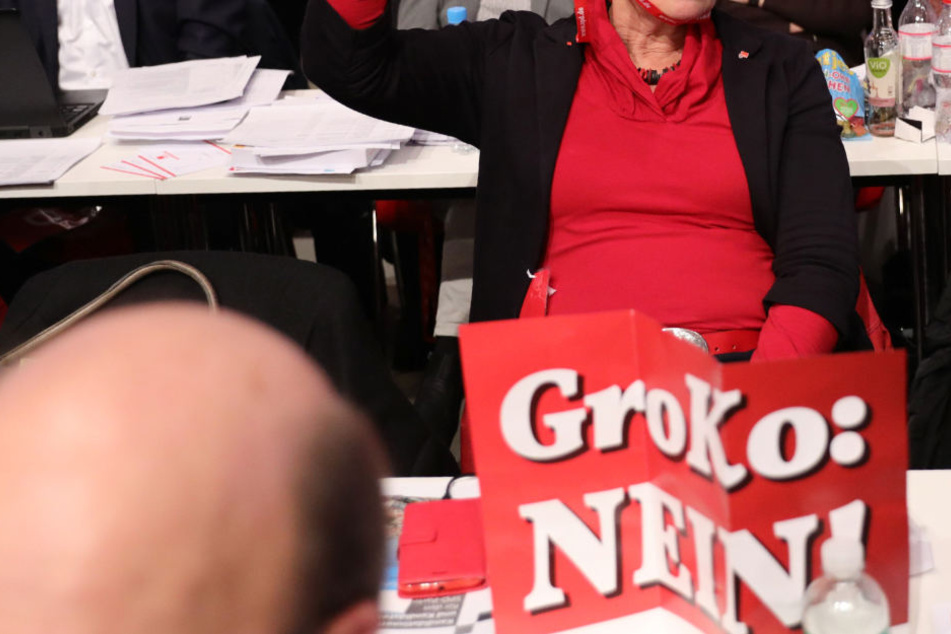 In dem Antrag heißt es unter anderem, eine erneute Regierung mit der Union würde einen weiteren Glaubwürdigkeitsverlust für die SPD bedeuten.