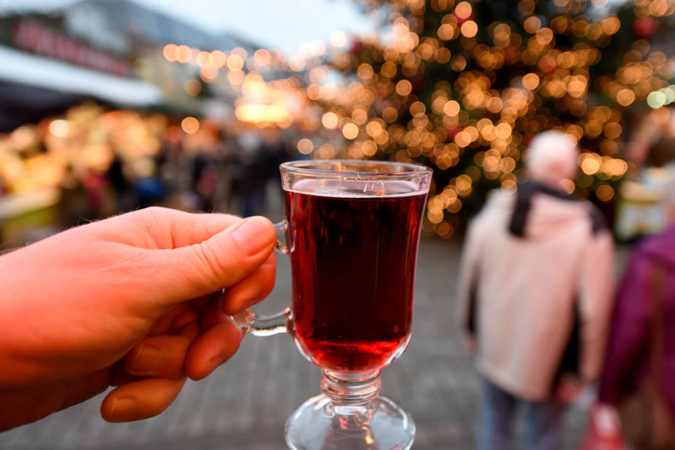 Da hat seine Grenzen nicht beachtet: Weil er zu tief ins (Glühwein-)Glas schaute, wurde ein 59-Jähriger von seiner Frau (39) geohrfeigt. (Symbolbild)