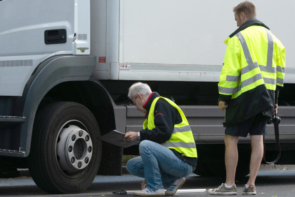 Verkehrsexperten sichern Spuren am Lkw.