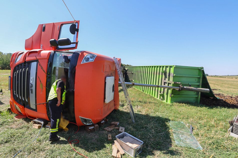 Der Laster-Fahrer (65) wurde bei dem Unfall schwer verletzt.