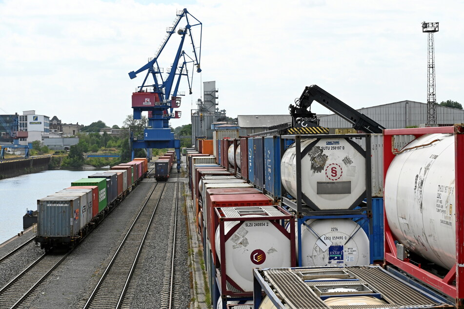 Im Riesaer Hafen stapeln sich mehr als doppelt so viele Container als sonst.