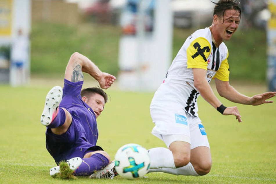 Aues Neuzugang Dennis Kempe (l.) kann auch schon mal richtig hinlangen, was hier René Gartler vom LASK Linz zu spüren bekommt.