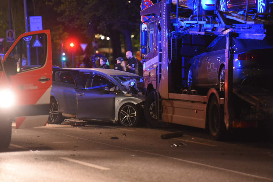 Ein Mann ist mit seinem Auto in Berlin-Spandau gegen einen geparkten Lastwagen gekracht und noch vor Ort gestorben.
