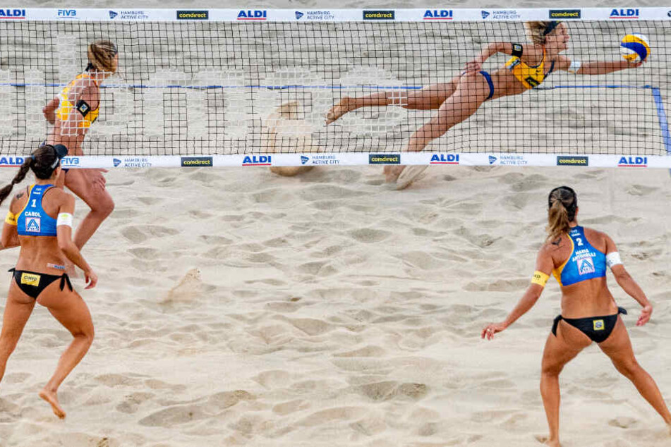Laura Ludwig kommt mit einer spektakulären Flugeinlage noch an den Ball.