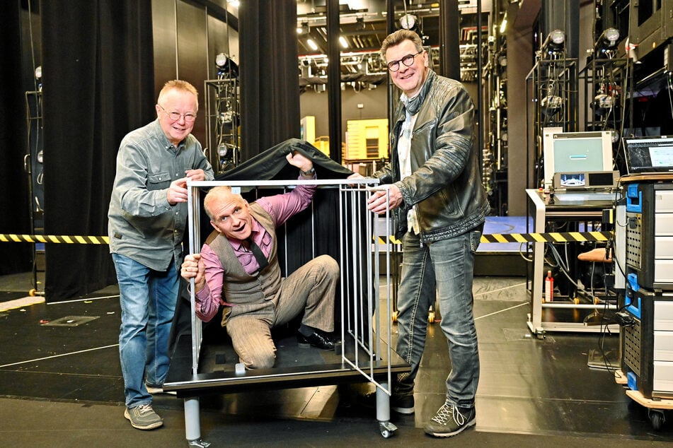 Karl Heinz Kaiser (73, l.) und Matthias Leubert (64, r.) proben hinter den Kulissen mit Sänger Marcus Günzel (48).