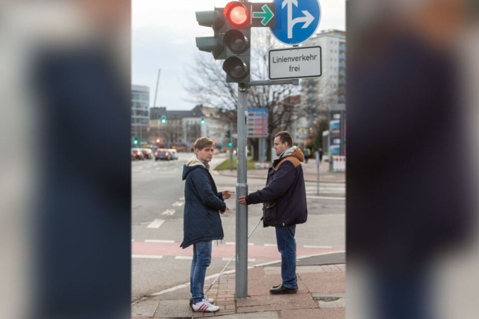 Maik Otto (42, SPD, l.) und Jeffrey Baake (32) an der Ampel an der Brücken-/Mühlenstraße. Hier gibt es keine Hilfen für Sehbehinderte.