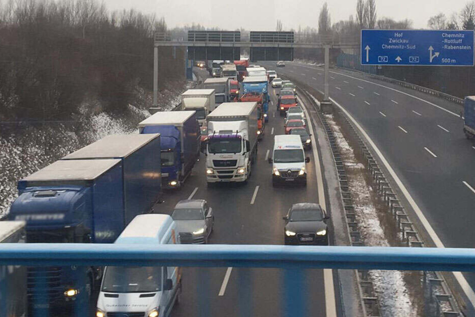 Auf der A72 bei Stollberg gibt es derzeit einen kilometerlangen Stau.