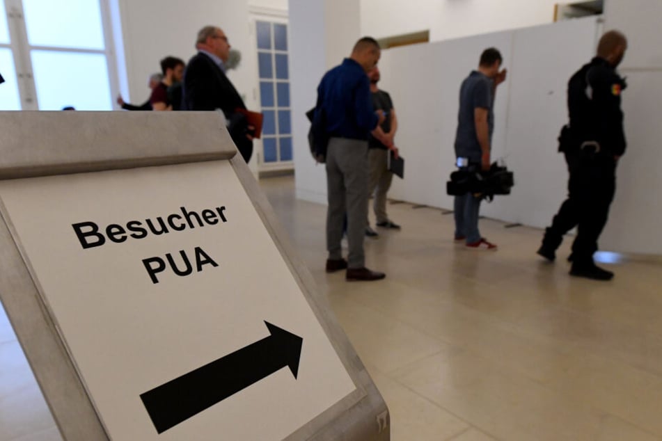 Zuschauer und Journalisten stehen im Landtag vor der Sicherheitskontrolle zu einer Videoübertragung der Sitzung des Parlamentarischen Untersuchungsausschusses zur Rocker-Affäre. Die Aussage eines V-Mann-Führers der Polizei wurde aus Sicherheitsgründen aus