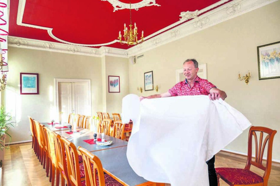 Freut sich auf Familienfeiern im großen Saal: Wirt Falk Ullbrich deckt schon mal ein.