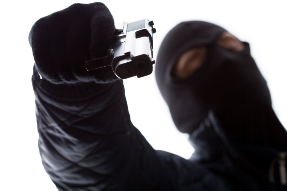 Ein maskierter Täter erbeutete am Montag Bargeld. (Symbolbild)