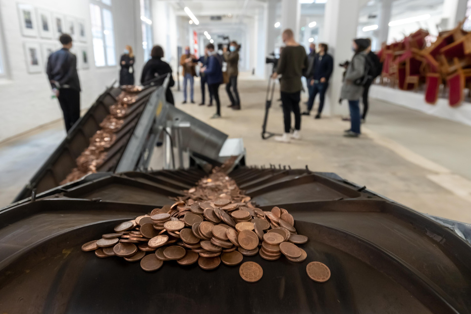 Die Kunst-Installation "Jackpot" ist ein Förderband, auf dem 50 000 Ein-Cent-Münzen transportiert werden.
