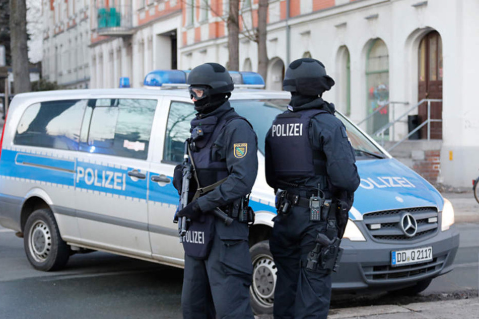 Am Montagnachmittag stürmten auf einmal schwer bewaffnete Polizisten ein Haus in Gablenz.