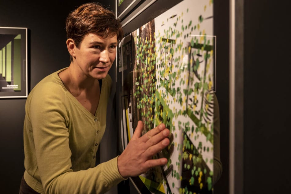 1000 leuchtende Blätter sollen das Tietz zur neuen Dauerausstellung schmücken. Museumskustodin Thorid Zierold (41) präsentiert die Pläne für 2025.