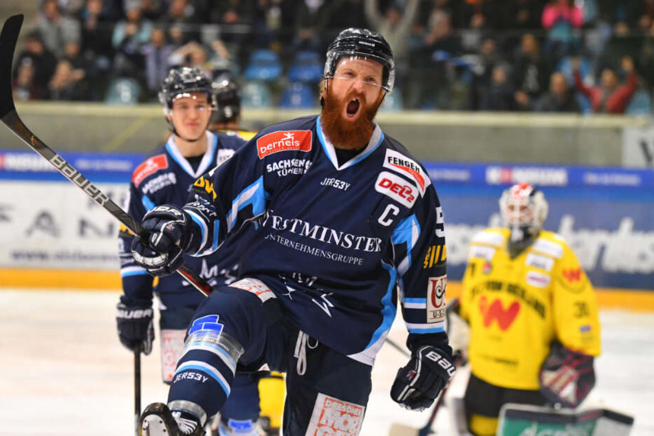 Eislöwen-Kapitän Thomas Pielmeier jubelte nach seinem Treffer zum 2:1.