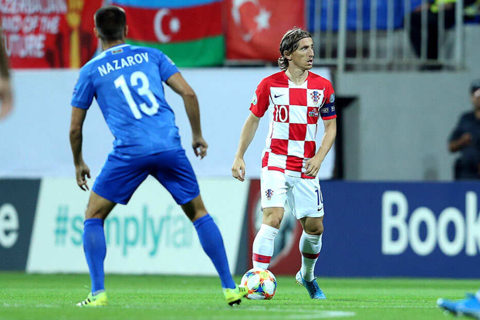 Dimitrij Nazarov schirmt den Ball vor den Kroaten Marcelo Brozovic und Ante Rebic ab.