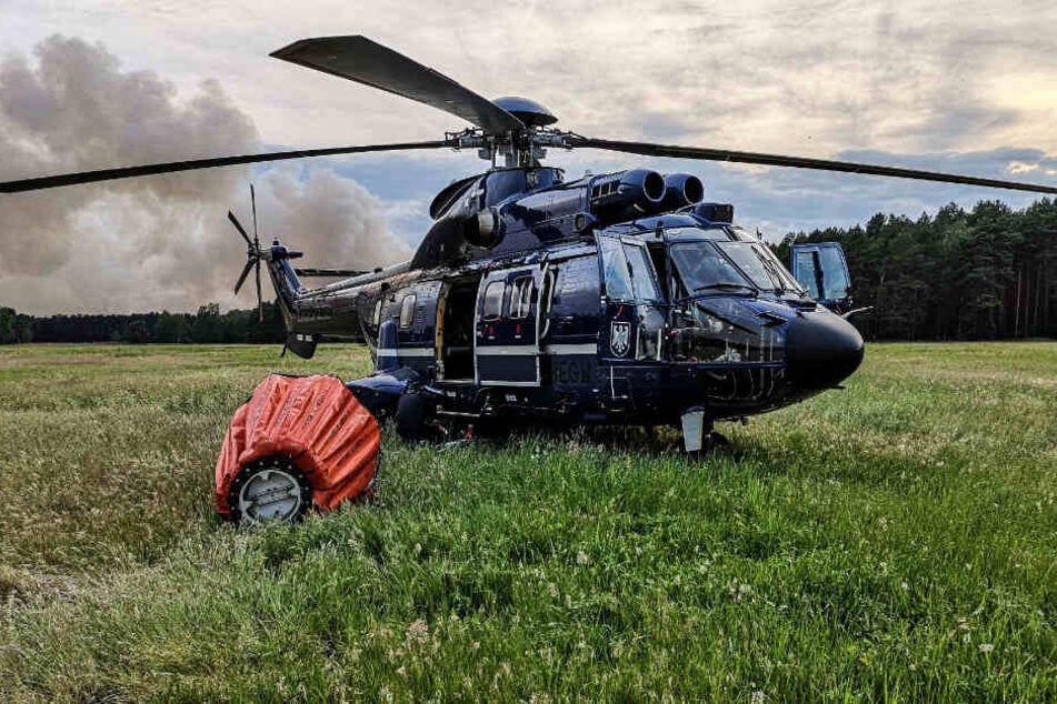 Ein Hubschrauber ist bei einem Waldbrand bei Jüterbog im Einsatz.