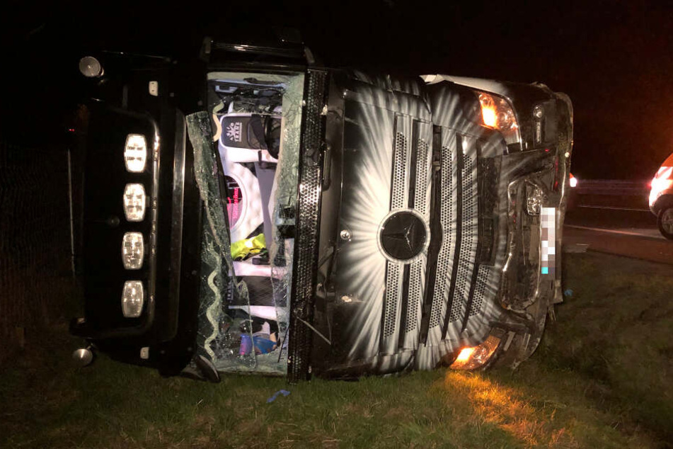 Nach einer offenbar rasanten Irrfahrt kippt der LKW um.