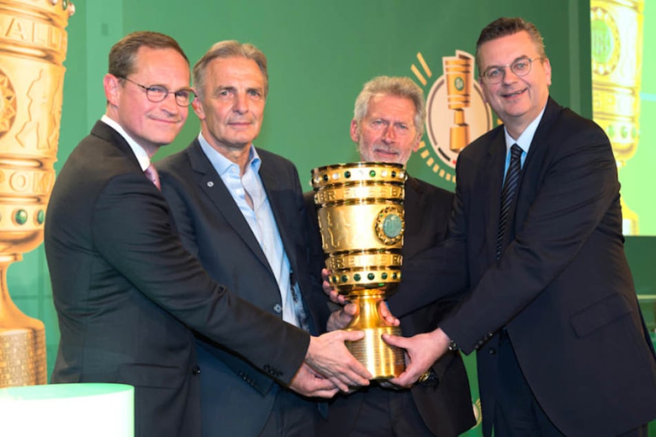 DFB-Boss Grindel, Breitner, Körbel und Müller mit dem begehrten Pott (von li. nach re.).