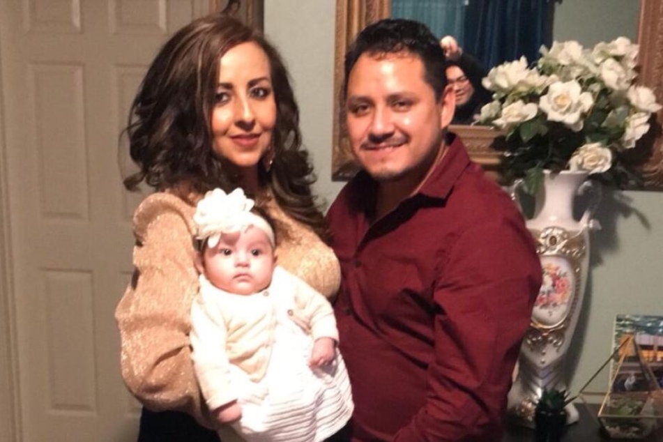 Auf einem Bild mit ihrem Mann und ihrer Tochter ist Maria Guadalupe Jimenez kaum wiederzuerkennen.