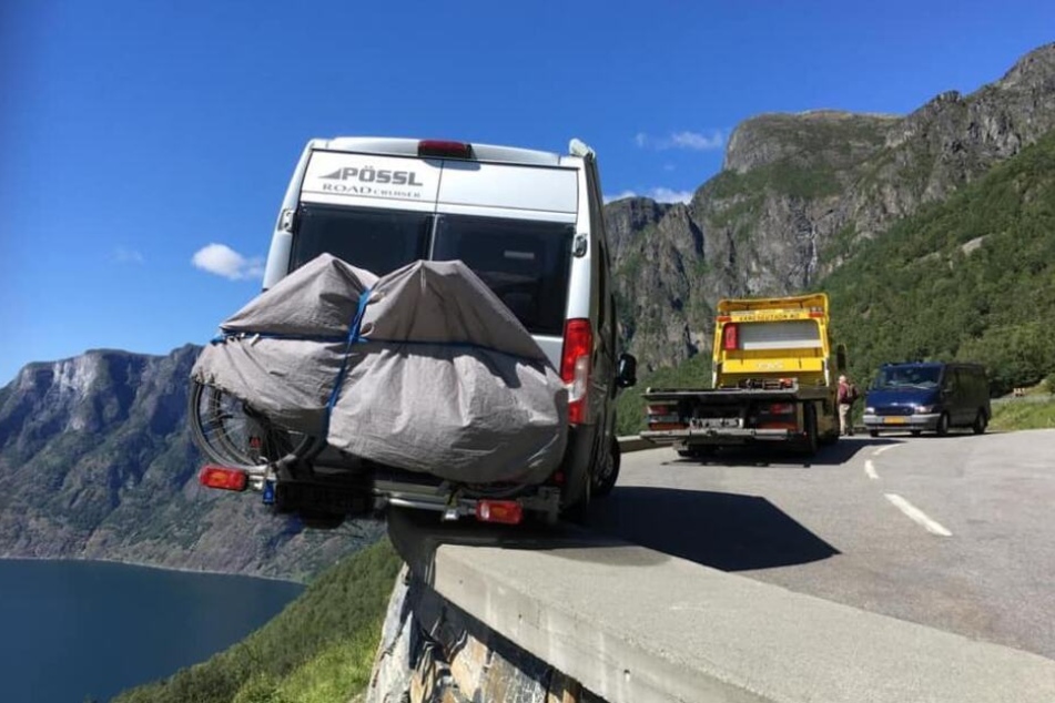 Das Wohnmobil war schon zur Hälfte über der Kante.