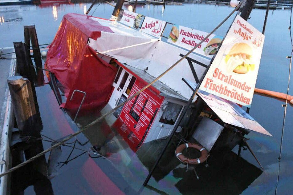 Der Fischverkaufskutter "Anja" liegt mit Schlagseite auf dem Grund des Stralsunder Hafens.