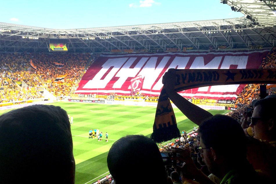 Tickets bekommt Ihr sowohl online als auch direkt am Stadion.