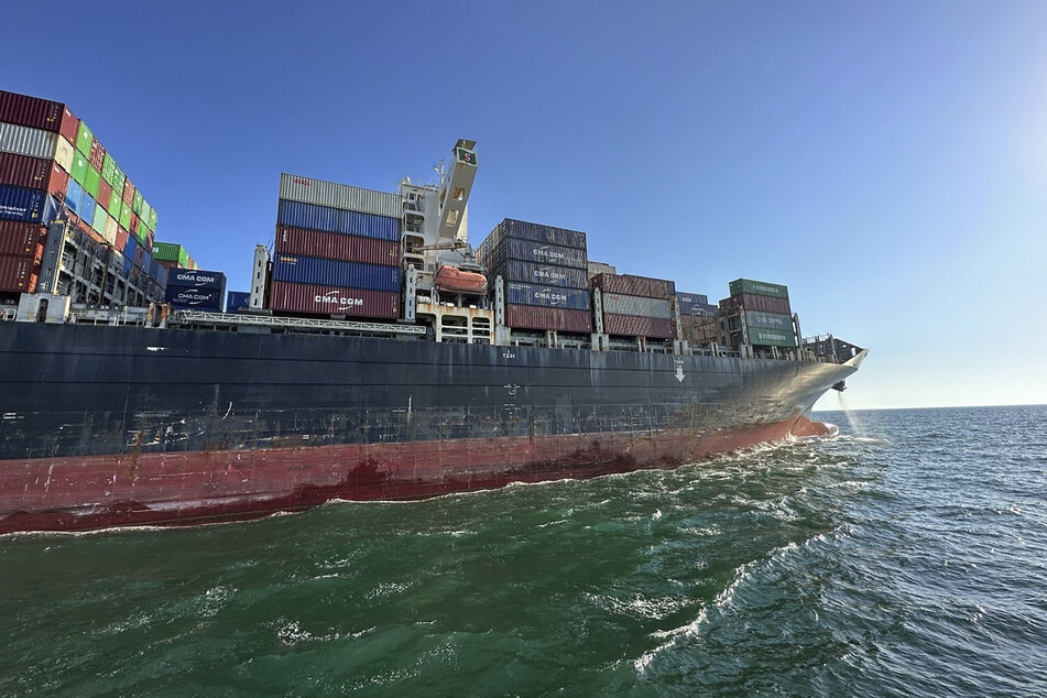 Das unter der Fahne Hongkongs fahrende Containerschiff "Joseph Schulte" hat den Hafen von Odessa verlassen, um durch den temporären Korridor zu fahren, der für Handelsschiffe aus den ukrainischen Schwarzmeerhäfen eingerichtet wurde. Das Schiff hat mehr als 30.000 Tonnen Fracht, darunter Lebensmittel, geladen.