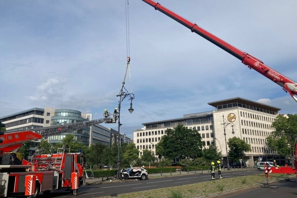 Mit schwerem Gerät war die Feuerwehr am Samstagmorgen in Berlin-Charlottenburg im Einsatz.