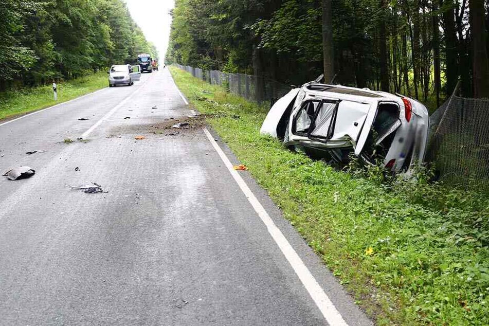 Der VW hat sich überschlagen.